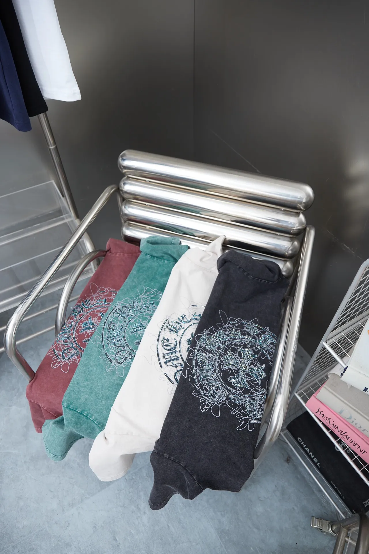 🅿️200 Ch*ome Hearte 25SS early spring new model, short-sleeved with Kro heart logo, hot diamonds, light luxury, essential item for daily commuting for men and women, correct version, welcome to compare, detailed features · 320g 100% pure cotton double yarn jersey fabric · Custom dyed in the same vat, special thickened 32 count double-strand 1X1 thread · Digital direct printing ➕ Australia imported pearlescent diamonds · Ready-to-wear dyeing Then do the faded fried snowflake process, then wash it to make it look old · General washing to improve the effect · Double-needle stitching across the seam process · Original main mark, washed tag brand moisture-proof paper packaging Color: black/apricot/green/maroon Size: S/M/L/XL